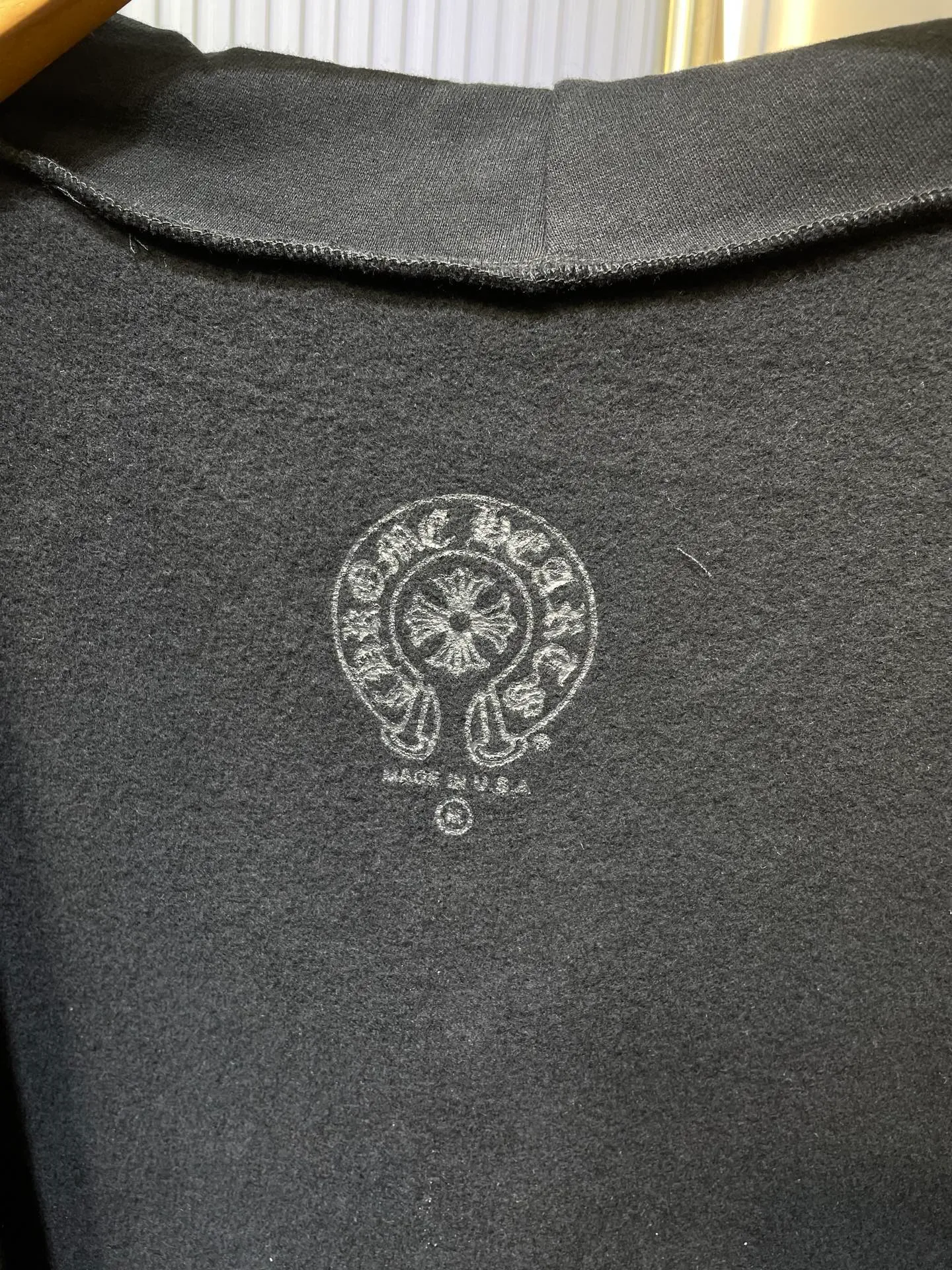 P480 Chrome Hearts 🌟Letter-printed zipper jacket, custom-made plain suede cotton, delicate and smooth, comfortable and close to the skin, with deep black as the base, plain white lines with sharp cracks, the front cross flower totem is precisely embellished on the chest, and the gray CH pattern is looming on the hem to control the visual focus. The scroll mantra is outlined on the back like an ancient seal, rugged and delicate coexist. The zippered hooded silhouette deconstructs the lazy drape carrying suede. It whispers that I am the rock oracle of the rules. A rebellious ceremony about wearing and performing. Process 1: Use glue printing. The printing is modified three times by the film screen. Use glue liquid paint to print the pattern on the fabric. Bake the fabric to fix the printed pattern. Process 2: The fabrics are washed and have a better hand feel. Not easy to deform. Not easy to shrink. Not easy to fade. Maintain long-term beauty. Accessories: Customized 1:1 CH Zipper Customized 1:1 CH Logo Fit: Loose Fit Size: S M L XL